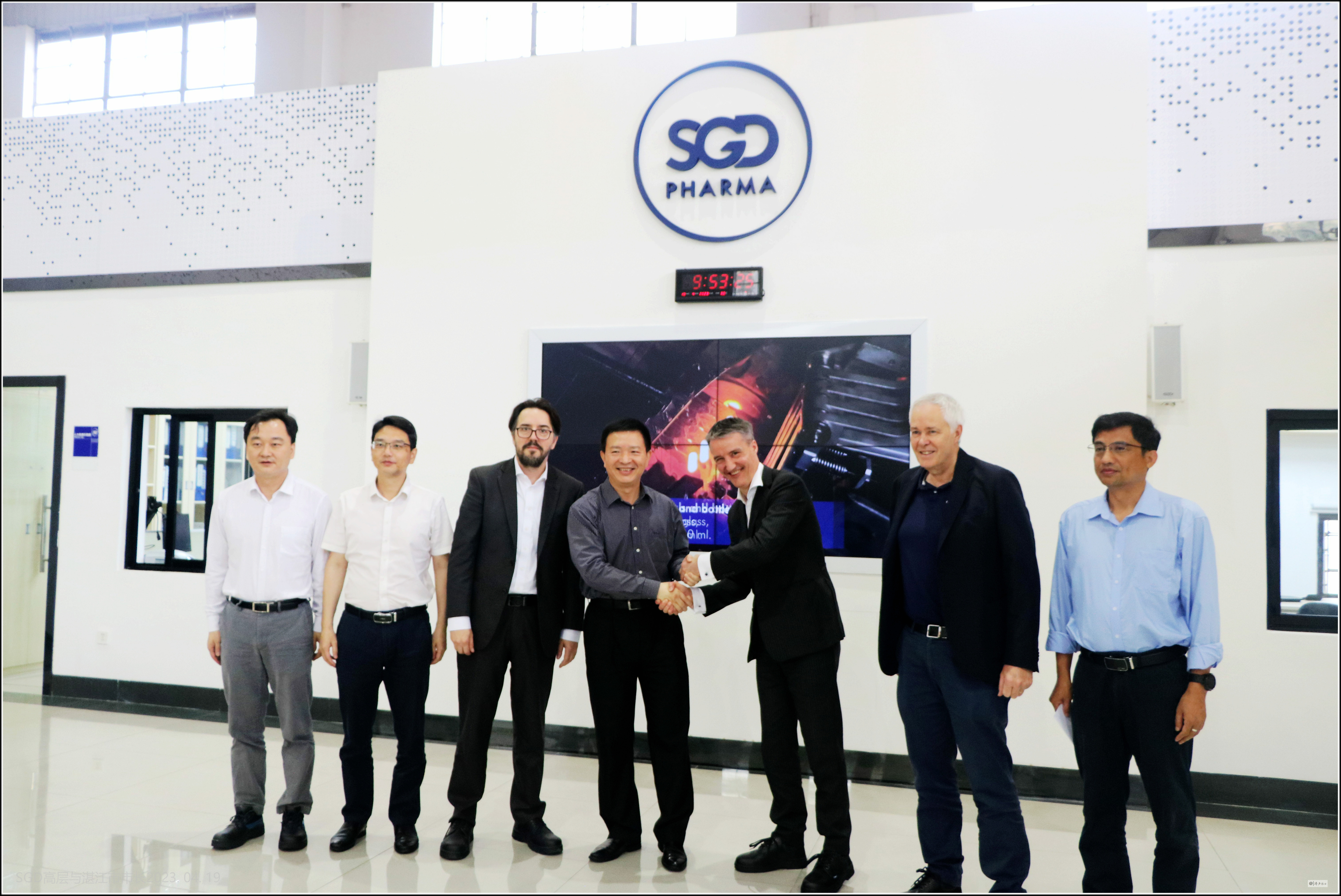 Zhanjiang Mayor Mr. Zeng Jinze (曾进泽) and a delegation visited SGD Pharma's China plant and met with CEO Olivier Rousseau